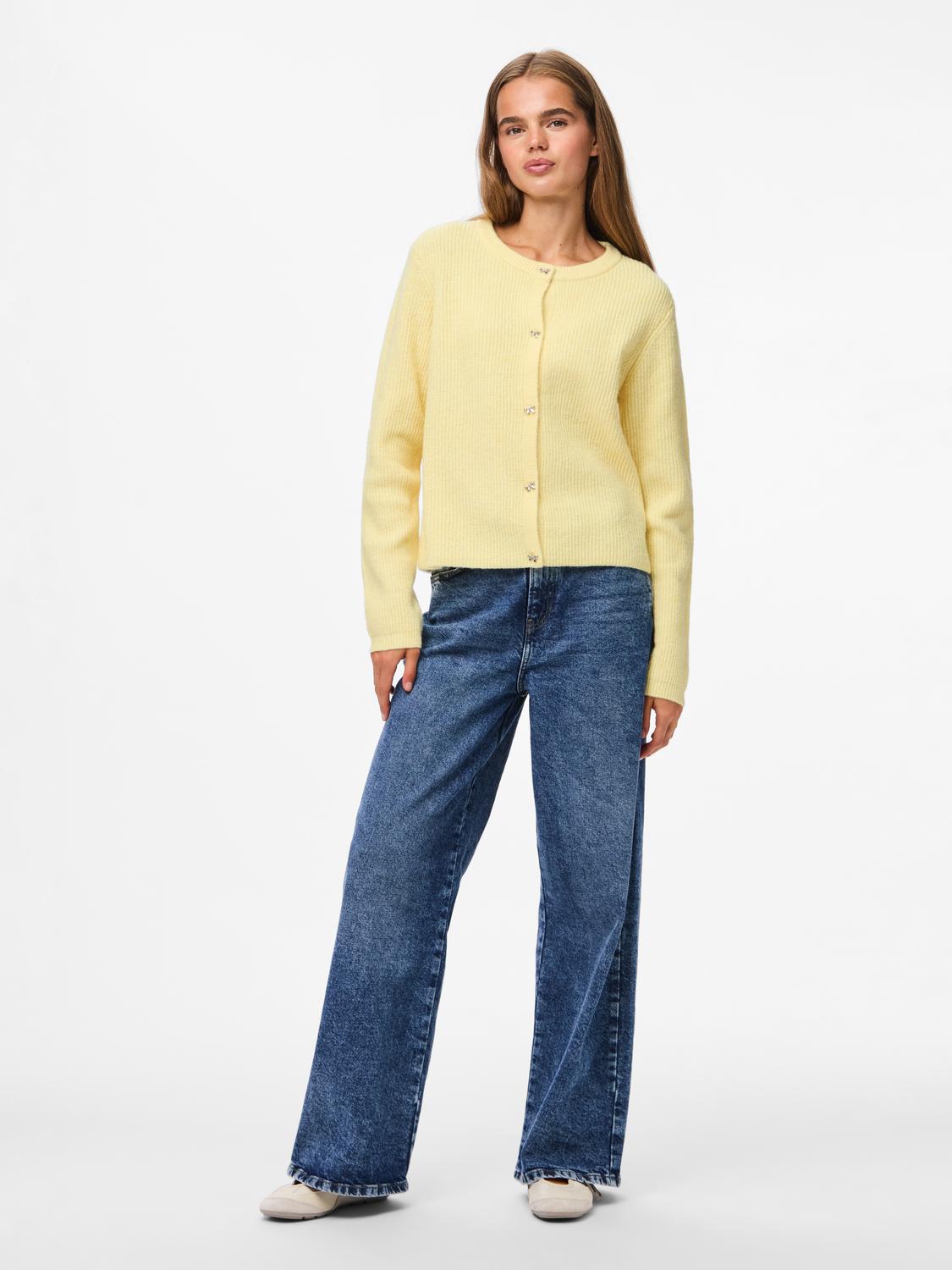 model_shot-front_full